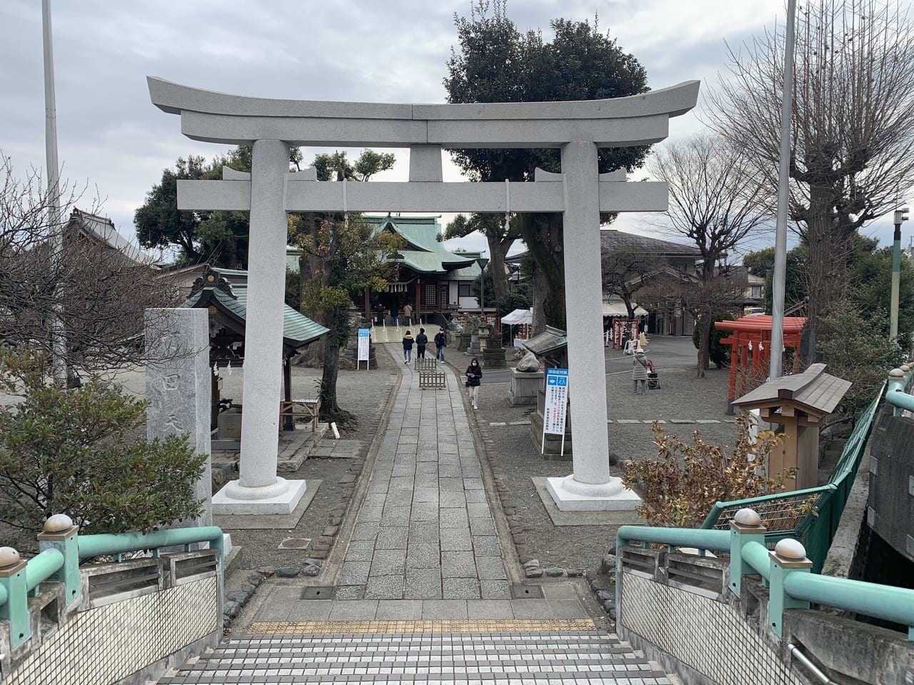 町田天満宮参宮橋は神社の鳥居に直結しています