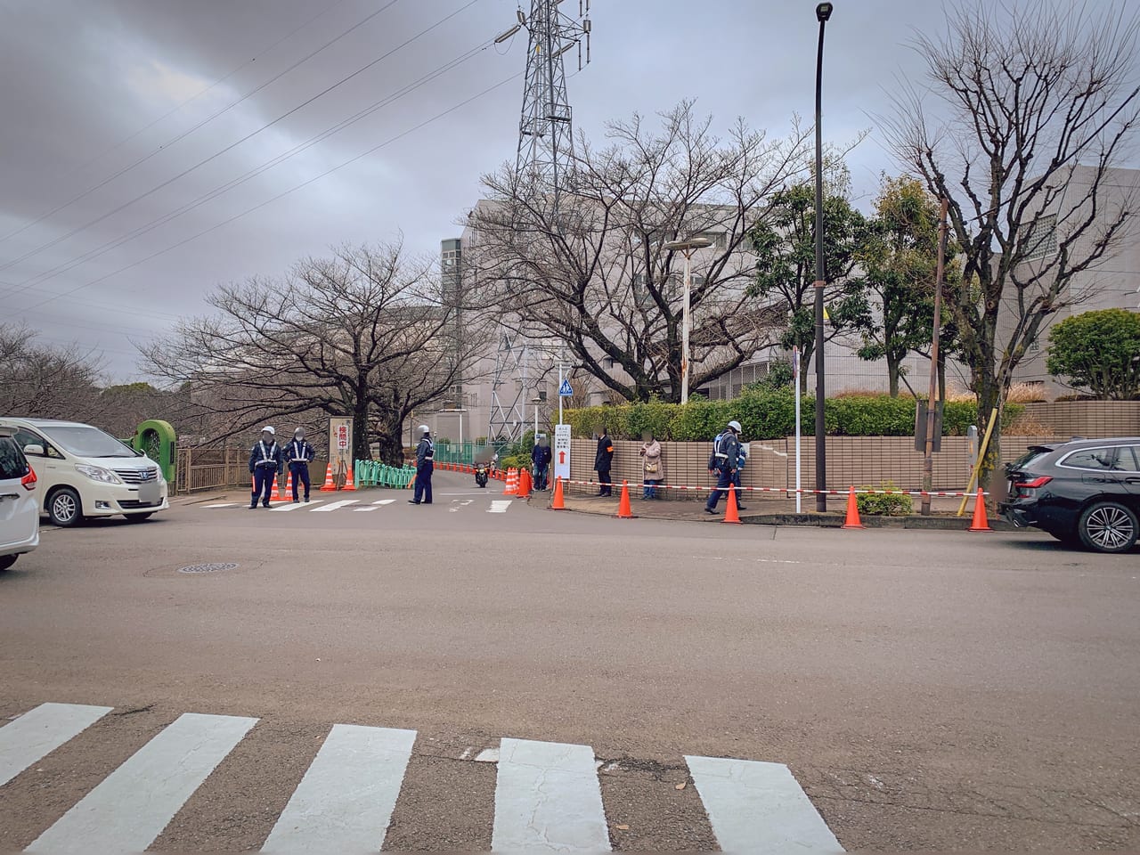 町田市総合体育館で開催された成人式で交通規制が行われた