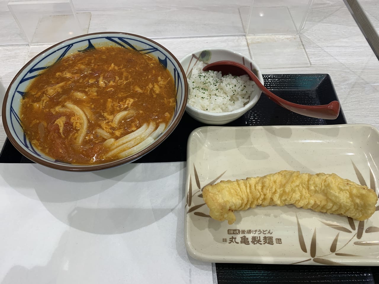 丸亀製麵のトマたまカレーうどん②