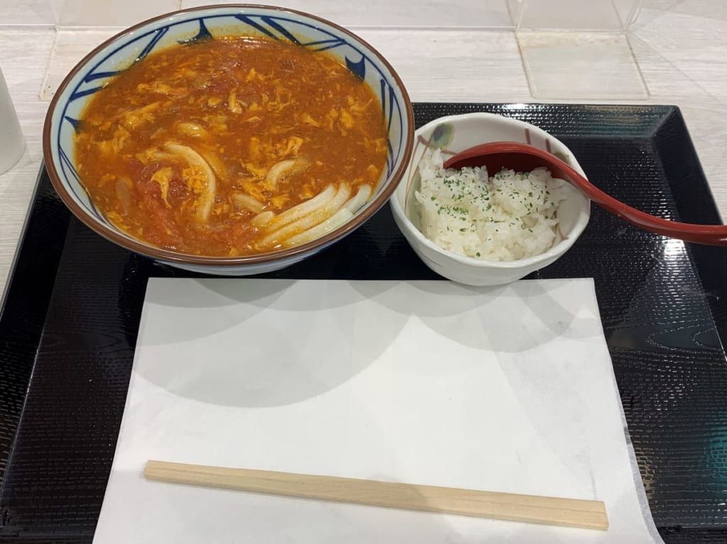 丸亀製麵のトマたまカレーうどん①
