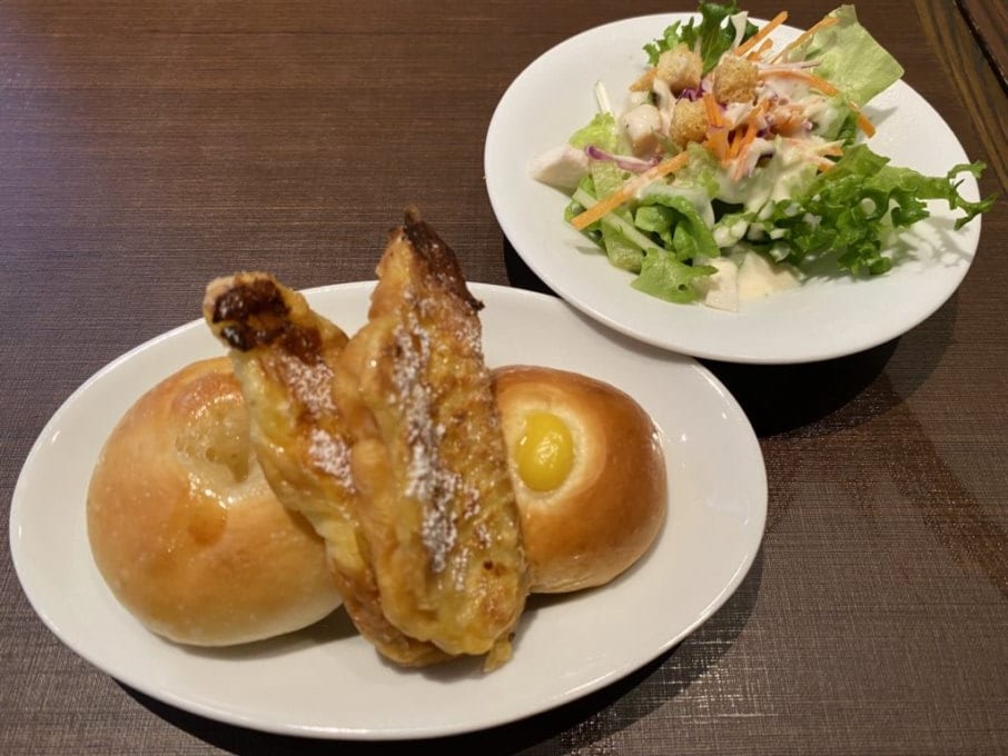 セットの焼き立てパンとサラダ