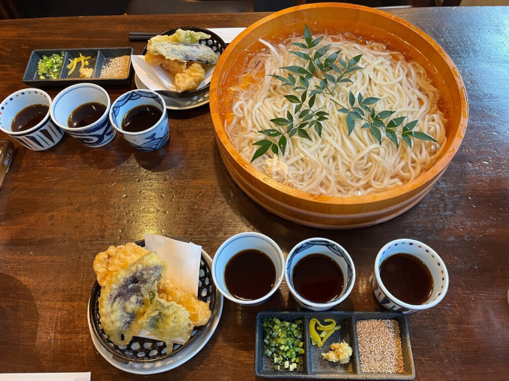 うどん屋開都たらいうどん