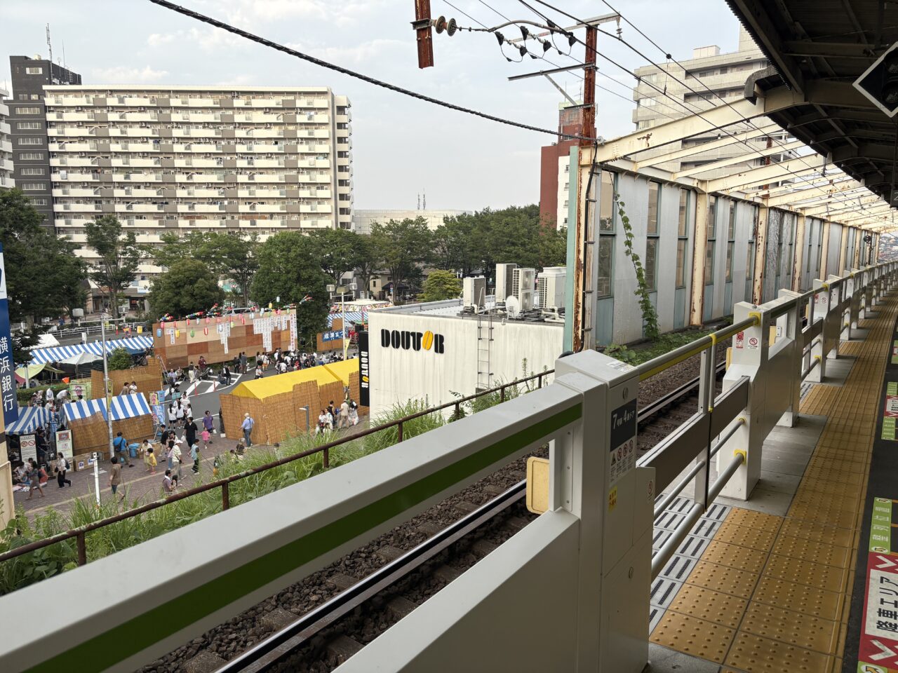 横浜線成瀬駅ホームから見るお祭り会場